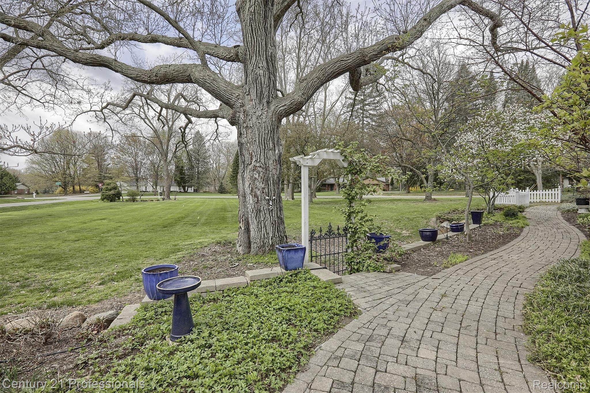 2360 Kingsford Road Rochester, MI 48309 - Photo 4 of 36 4-Front Walkway.jpg