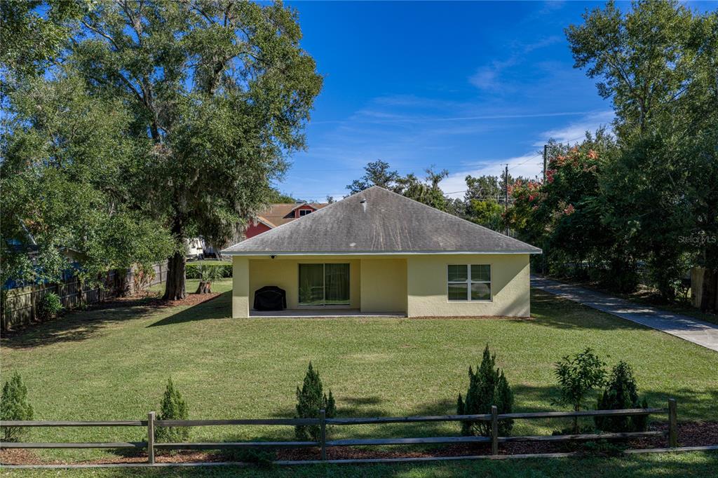 13907 9th Street Dade City, FL 33525 - Photo 36 of 43 a front view of a house with garden