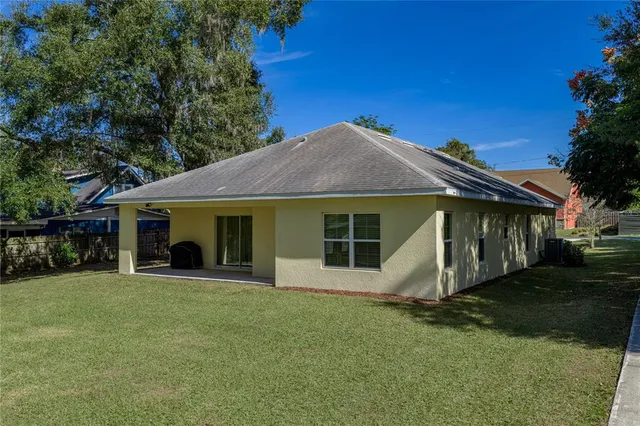 a view of a house with a yard