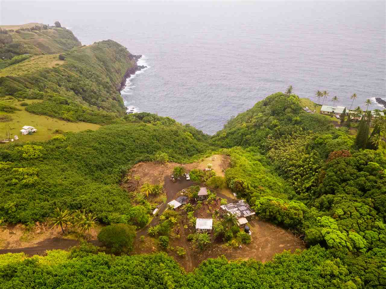 98 Mokupapa Road, Unit 2 Haiku, HI 96708 - Photo 4 of 30 a view of a field with an ocean