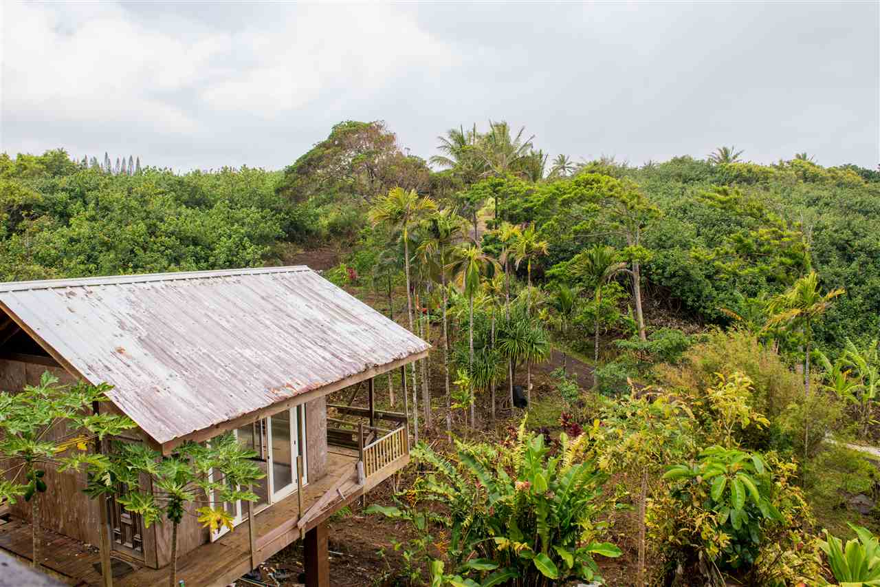 98 Mokupapa Road, Unit 2 Haiku, HI 96708 - Photo 5 of 30 a roof deck with table and a garden