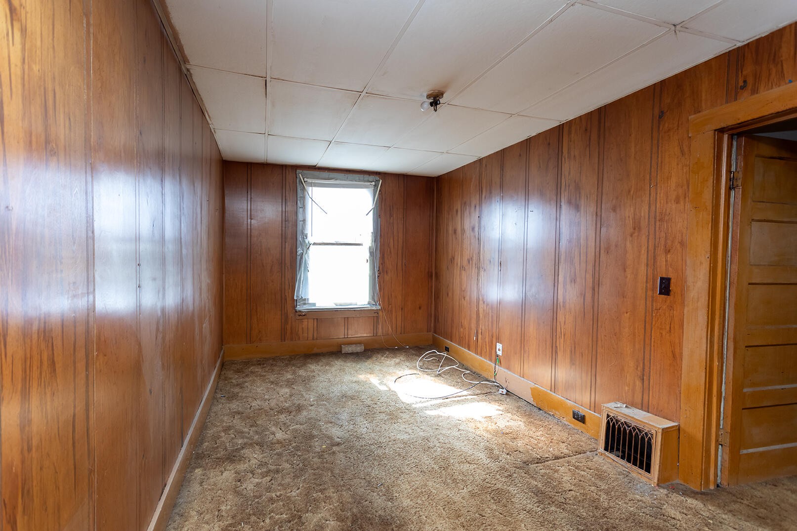 1202 Georgia Avenue Athens, TN 37303 - Photo 5 of 13 a view of an empty room with windows and closet