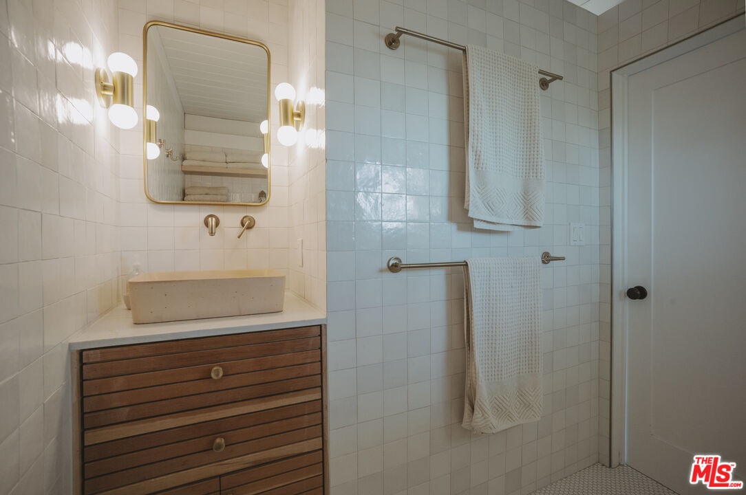 4828 Glenn Road Santa Barbara, CA 93105 - Photo 14 of 31 a bathroom with a shower and a mirror