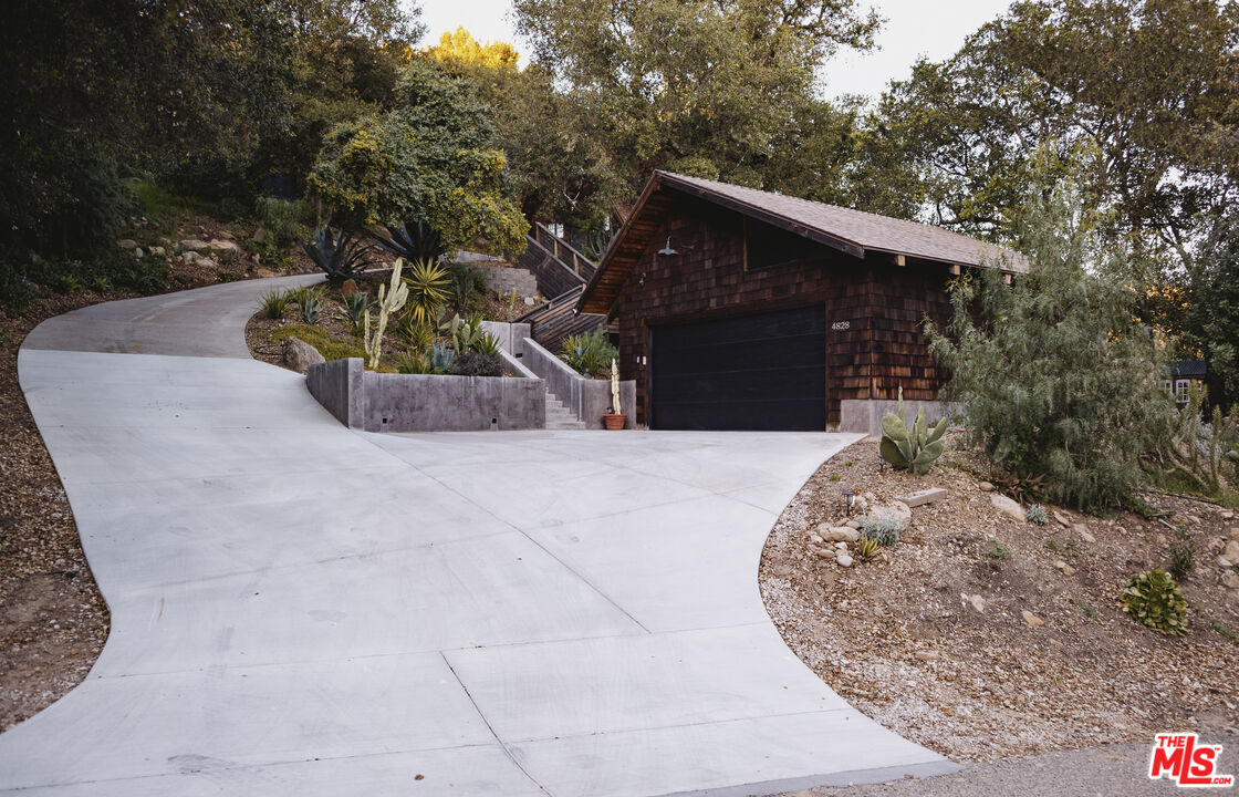 4828 Glenn Road Santa Barbara, CA 93105 - Photo 25 of 31 a view of a garage