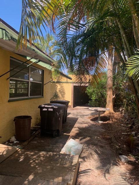 805 Sunset Road West Palm Beach, FL 33401 - Photo 3 of 21 East side