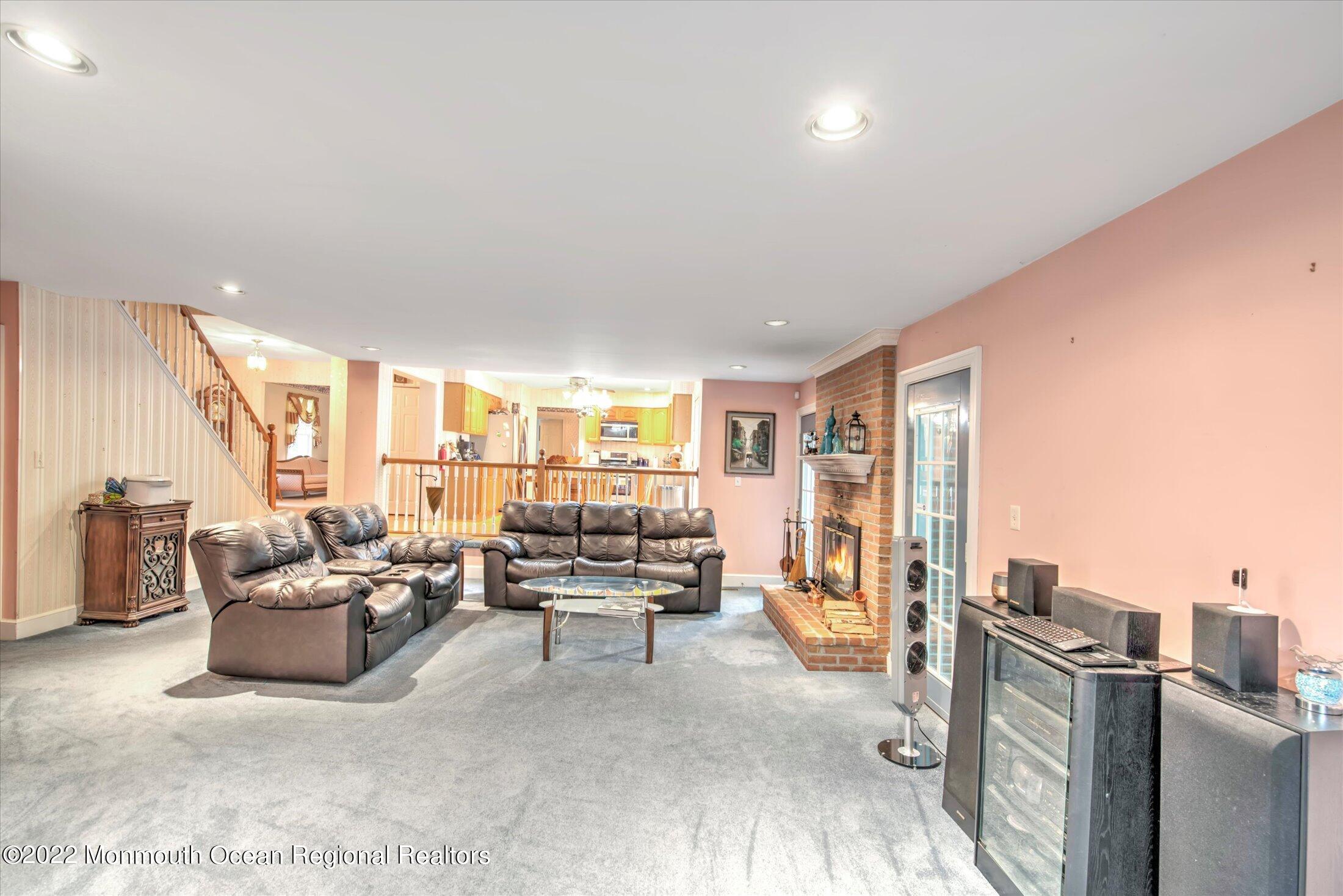 6 Cranberry Court Cream Ridge, NJ 08514 - Photo 12 of 50 FAMILY ROOM