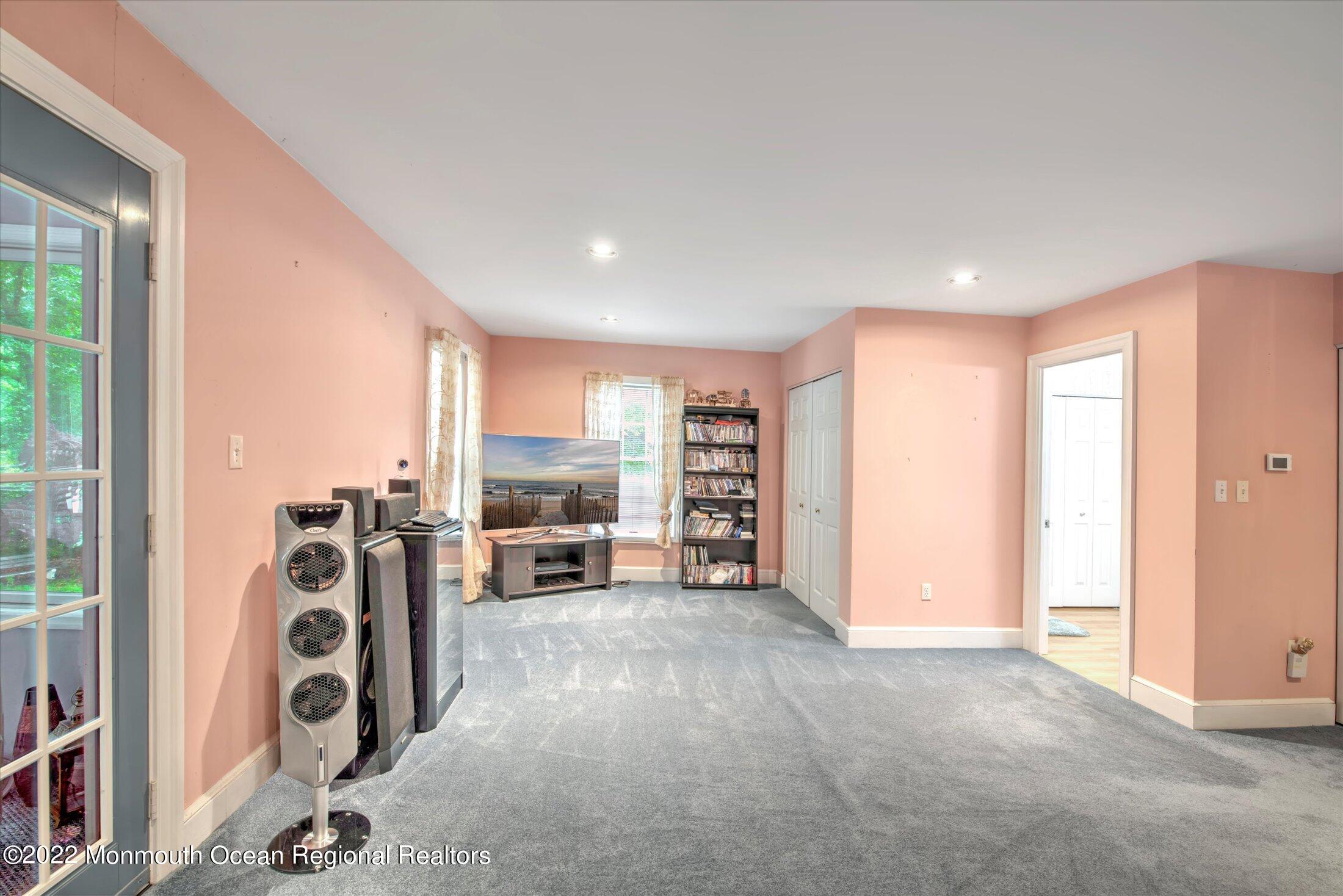 6 Cranberry Court Cream Ridge, NJ 08514 - Photo 14 of 50 FAMILY ROOM