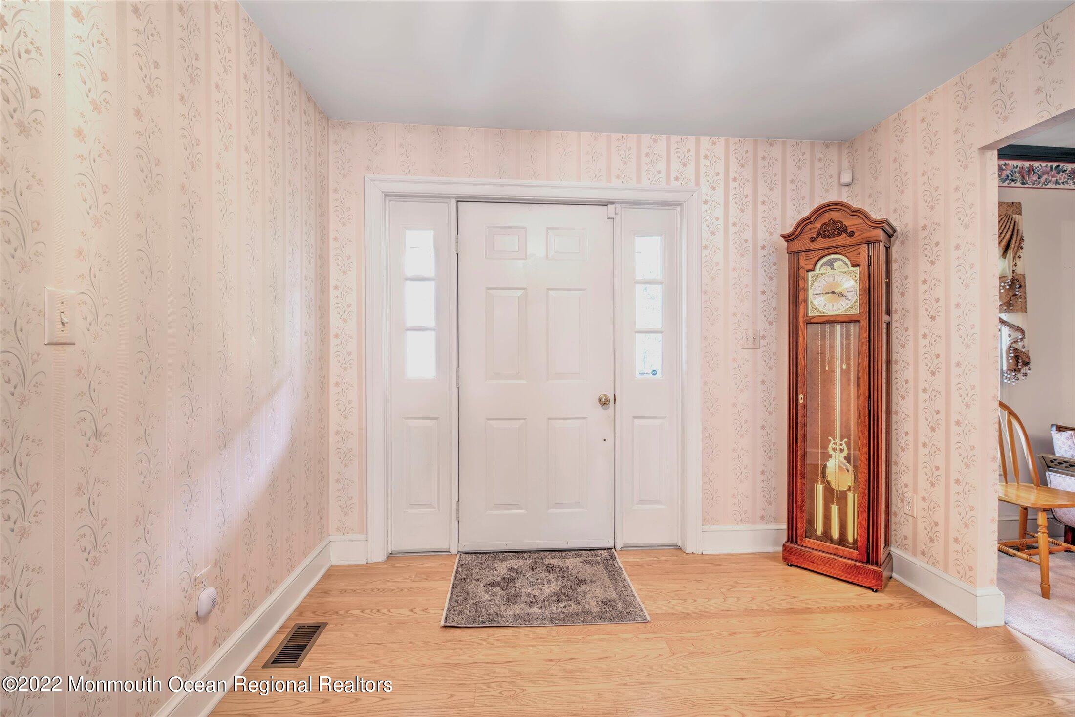 6 Cranberry Court Cream Ridge, NJ 08514 - Photo 4 of 50 FOYER