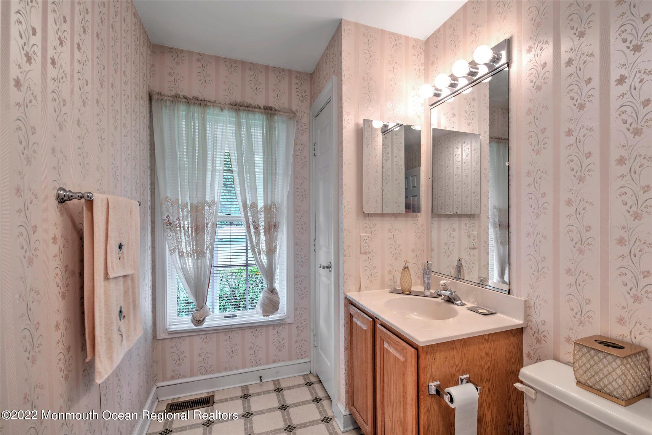 6 Cranberry Court Cream Ridge, NJ 08514 - Photo 42 of 50 IN-LAW SUITE BATHROOM