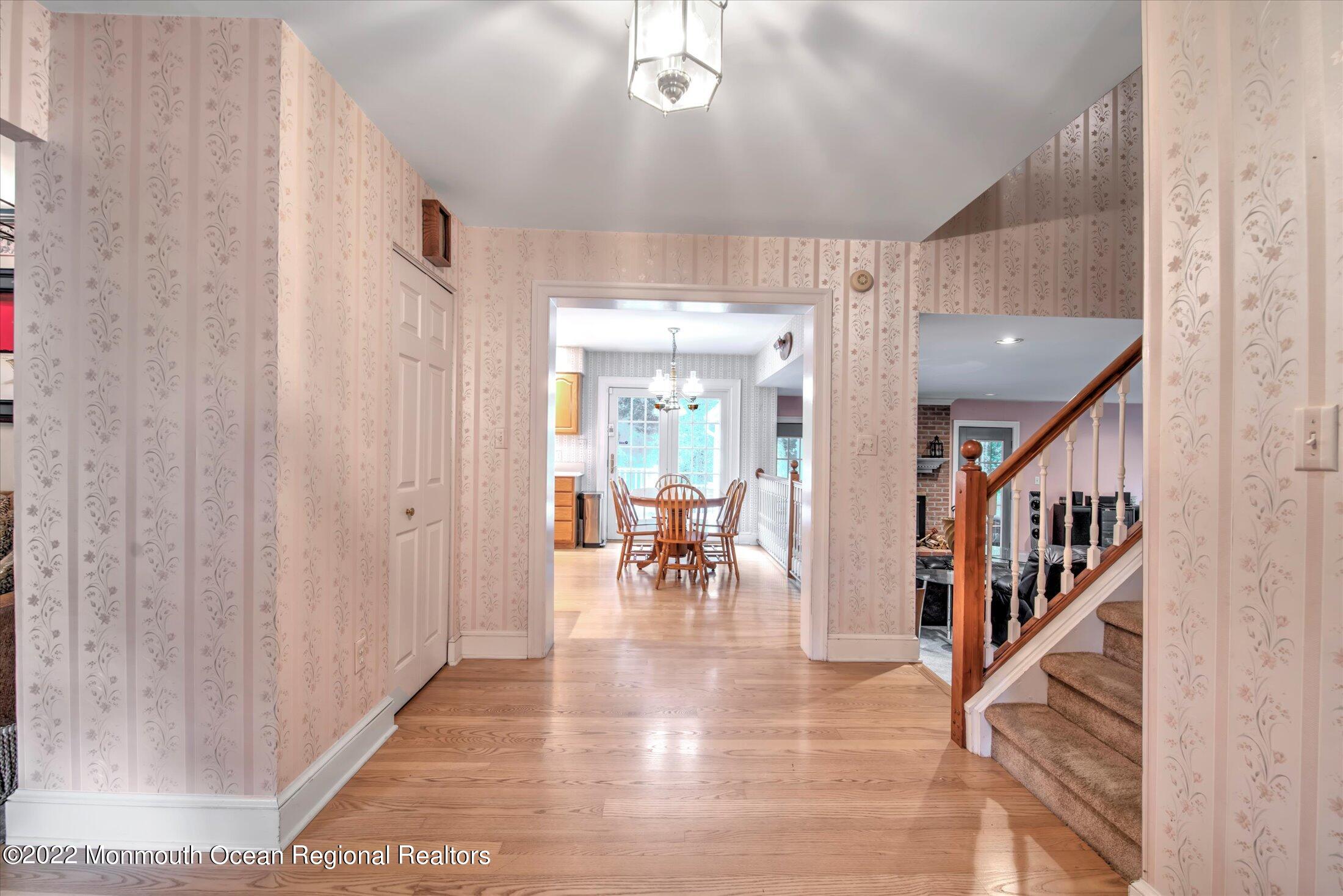 6 Cranberry Court Cream Ridge, NJ 08514 - Photo 5 of 50 FOYER