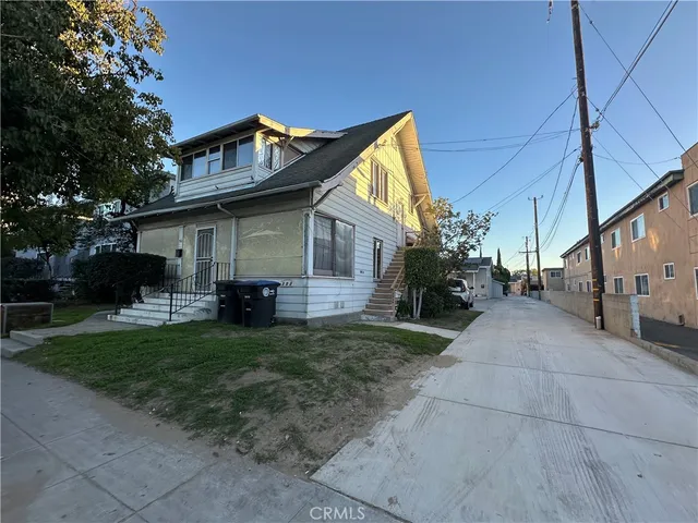 a view of a house with a back yard