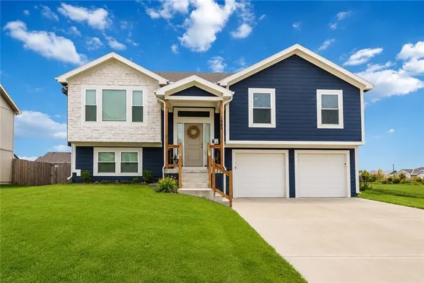 $349,900 | 1905 Eagle Drive, Harrisonville, MO 64701