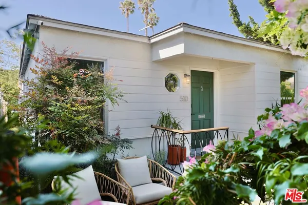 an outdoor view of house