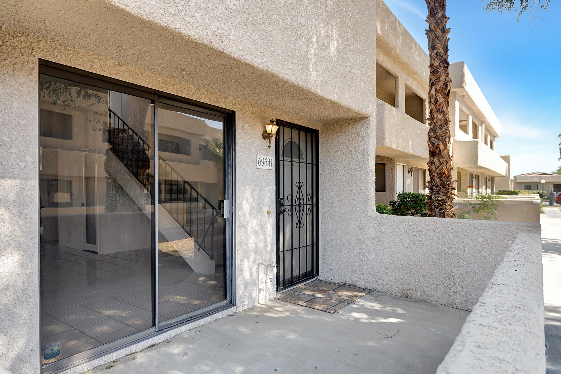 69641 Cara Way Rancho Mirage, CA 92270 - Photo 13 of 19 front patio
