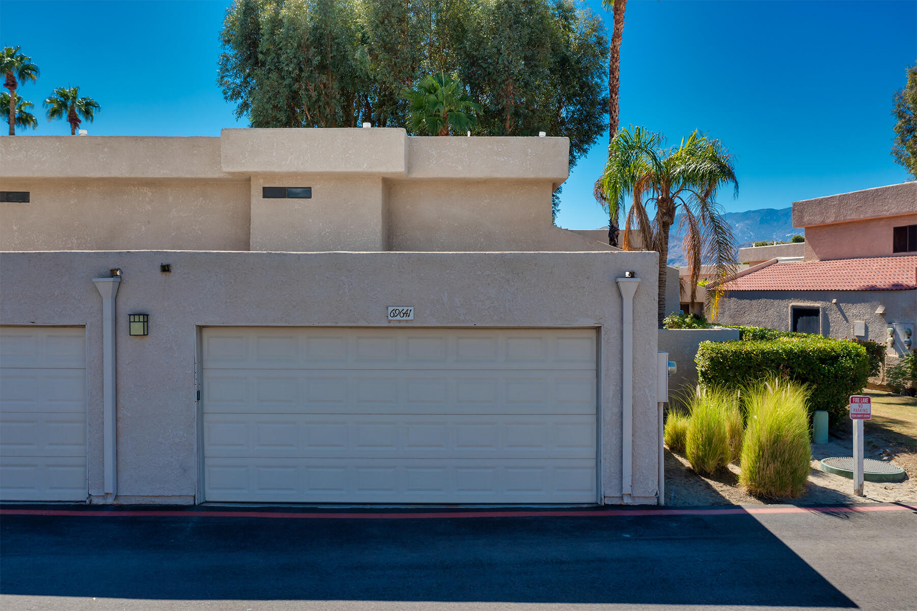 69641 Cara Way Rancho Mirage, CA 92270 - Photo 15 of 19 2 car garage