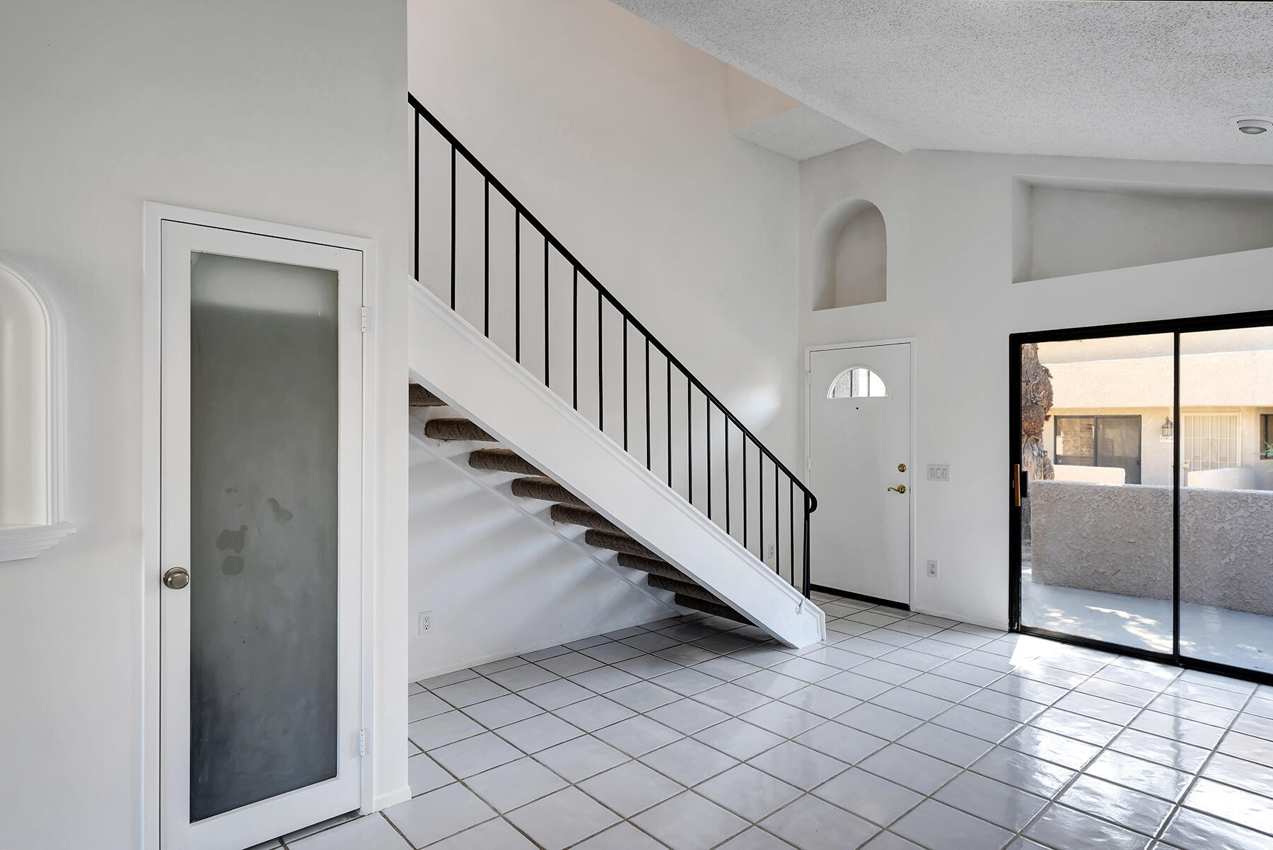 69641 Cara Way Rancho Mirage, CA 92270 - Photo 3 of 19 living room