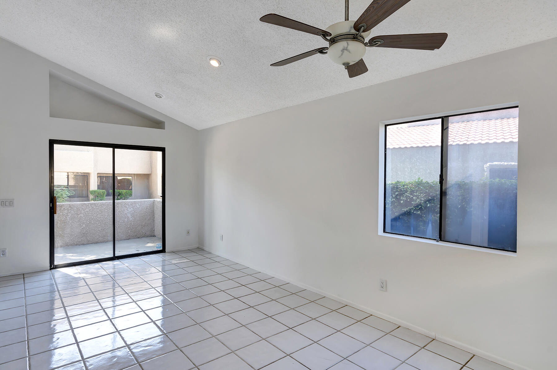 69641 Cara Way Rancho Mirage, CA 92270 - Photo 4 of 19 front patio