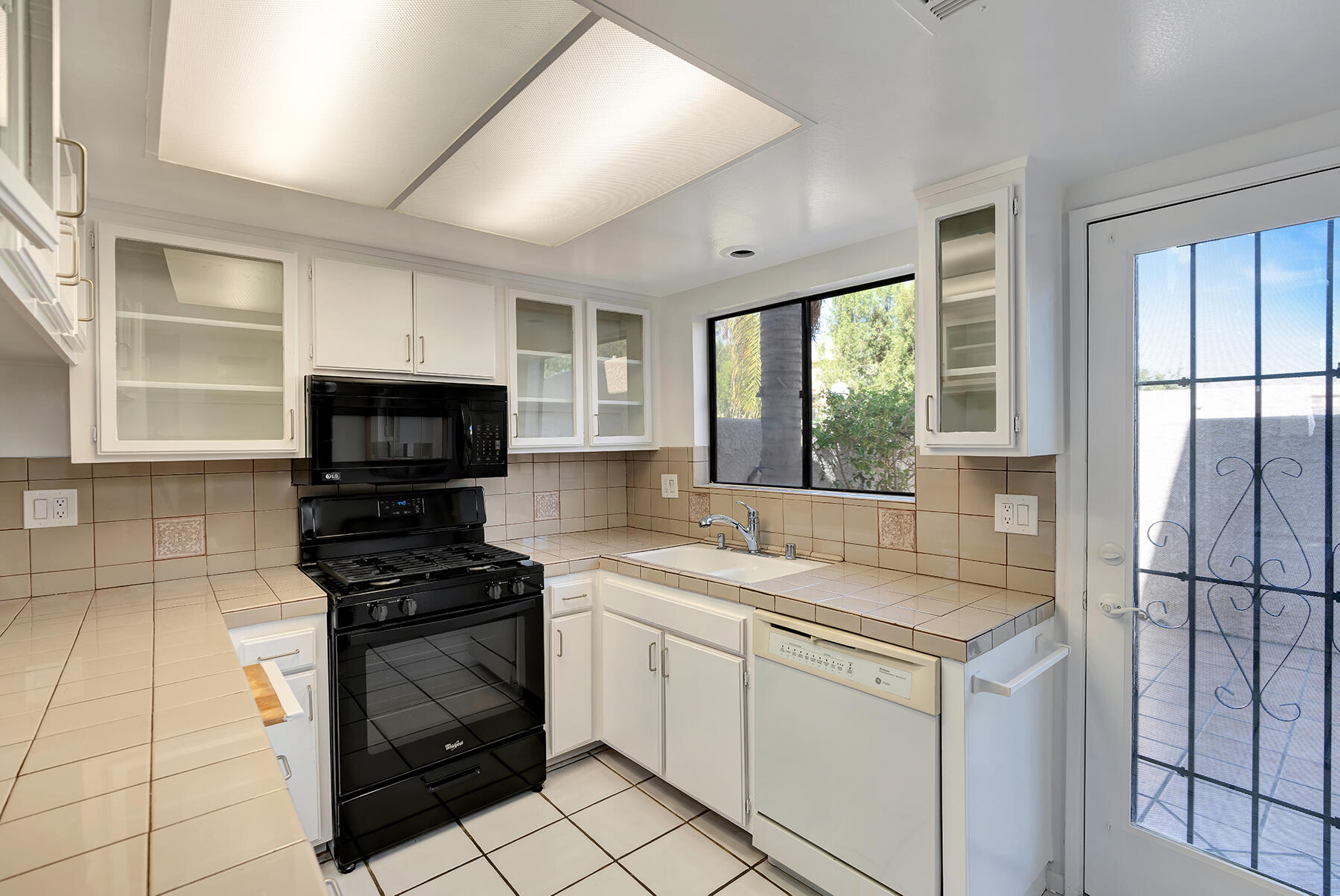 69641 Cara Way Rancho Mirage, CA 92270 - Photo 5 of 19 kitchen
