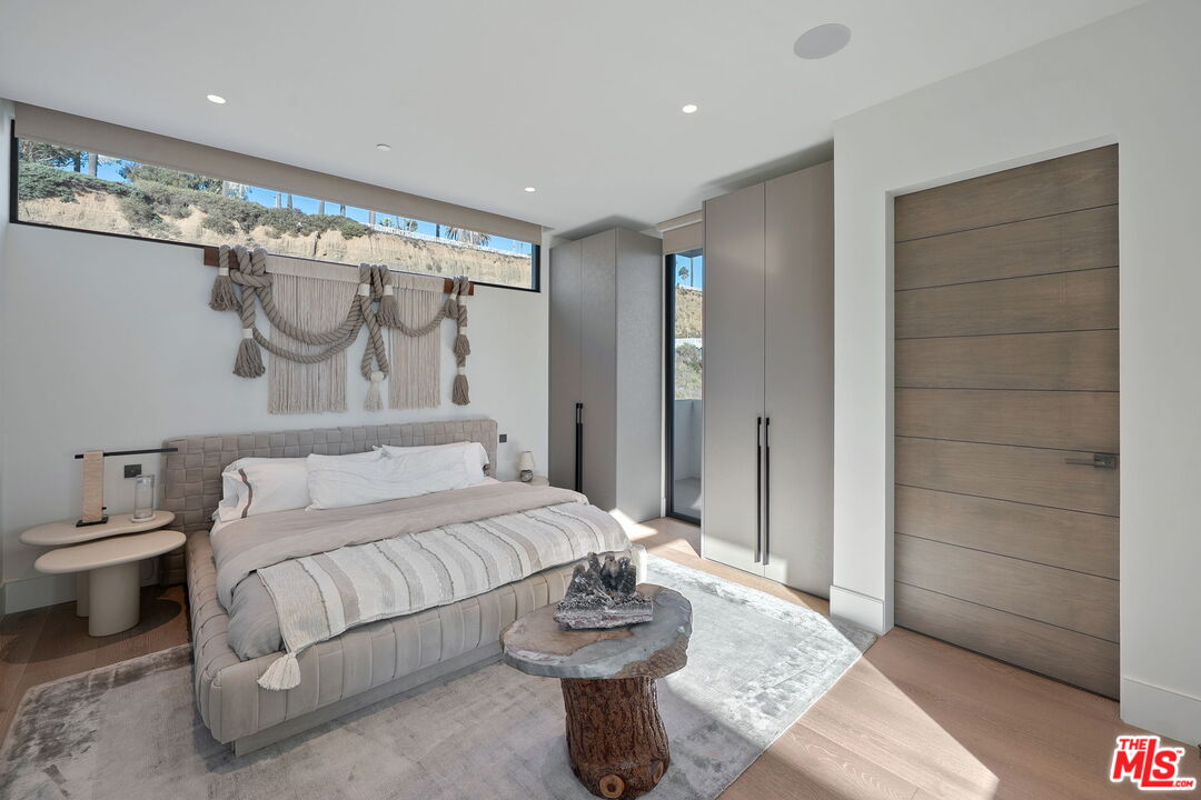 938-940 Palisades Beach Road Santa Monica, CA 90403 - Photo 41 of 72 a bedroom with a bed and a table