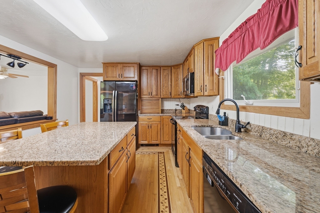126 Putnam Hill Road Sutton, MA 01590 - Photo 6 of 32