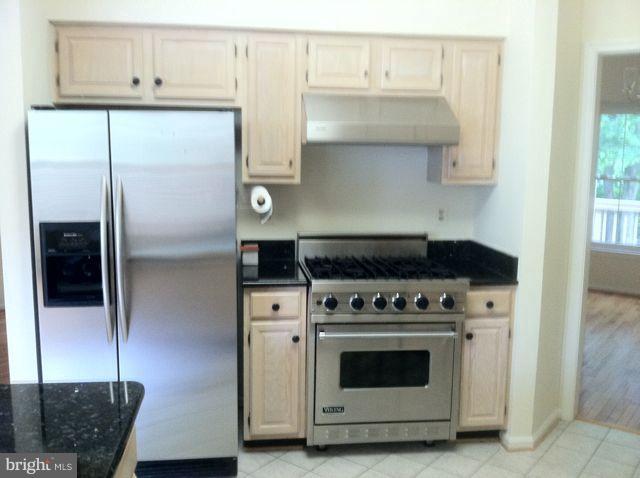 1358 Heritage Oak Way Reston, VA 20194 - Photo 17 of 30 Kitchen