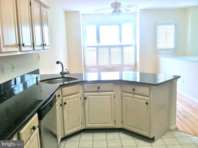 1358 Heritage Oak Way Reston, VA 20194 - Photo 18 of 30 Kitchen
