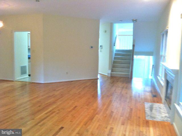 1358 Heritage Oak Way Reston, VA 20194 - Photo 3 of 30 Living Room