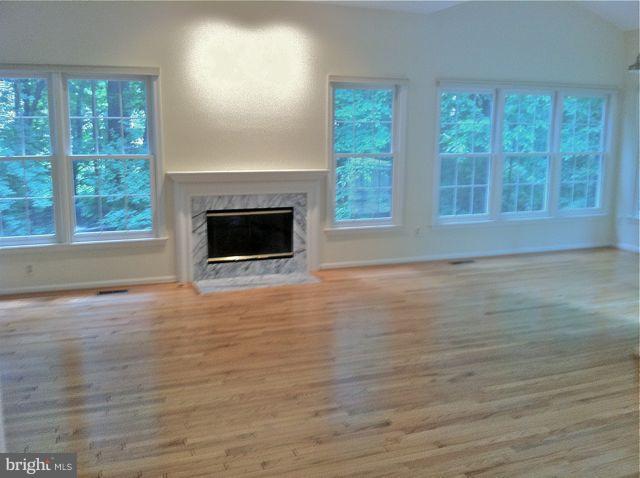 1358 Heritage Oak Way Reston, VA 20194 - Photo 4 of 30 Living Room