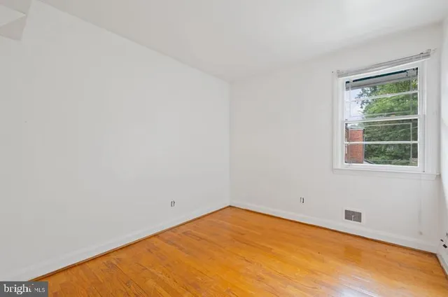 a view of empty room with window