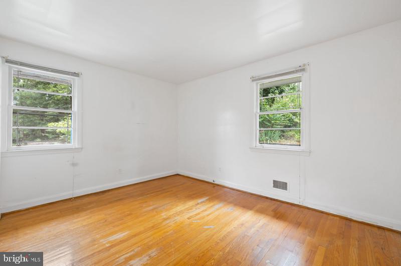 4109 Westview Road Baltimore, MD 21218 - Photo 17 of 35 an empty room with a window