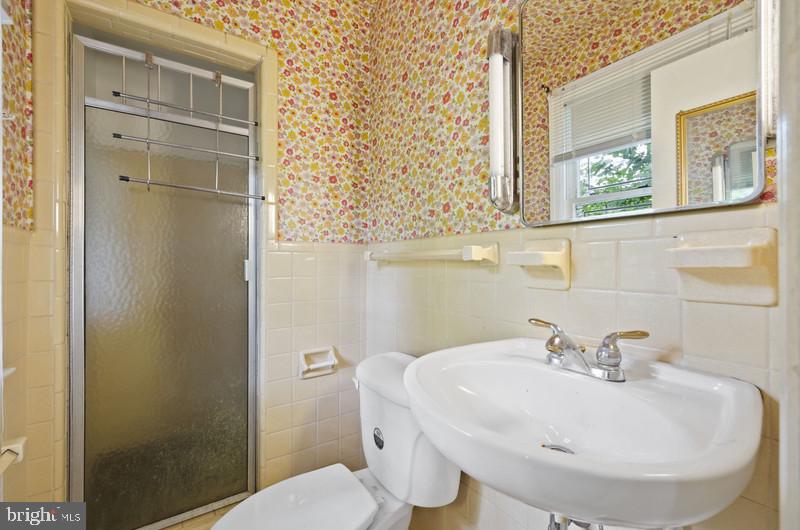 4109 Westview Road Baltimore, MD 21218 - Photo 22 of 35 a bathroom with a sink a toilet and shower