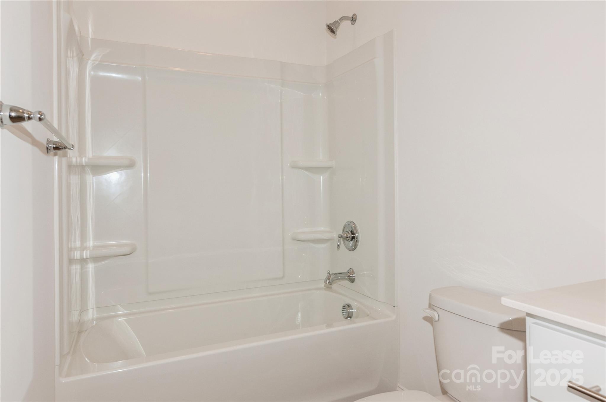 6006 Cedar Chip Way Matthews, NC 28105 - Photo 25 of 35 a bathroom with a bathtub