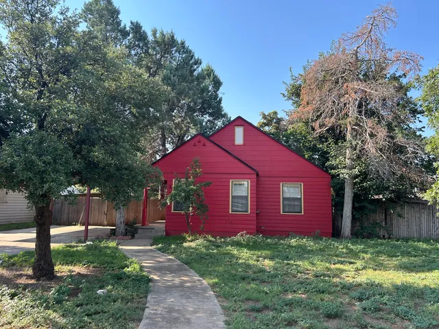a view of a yard in front of a house