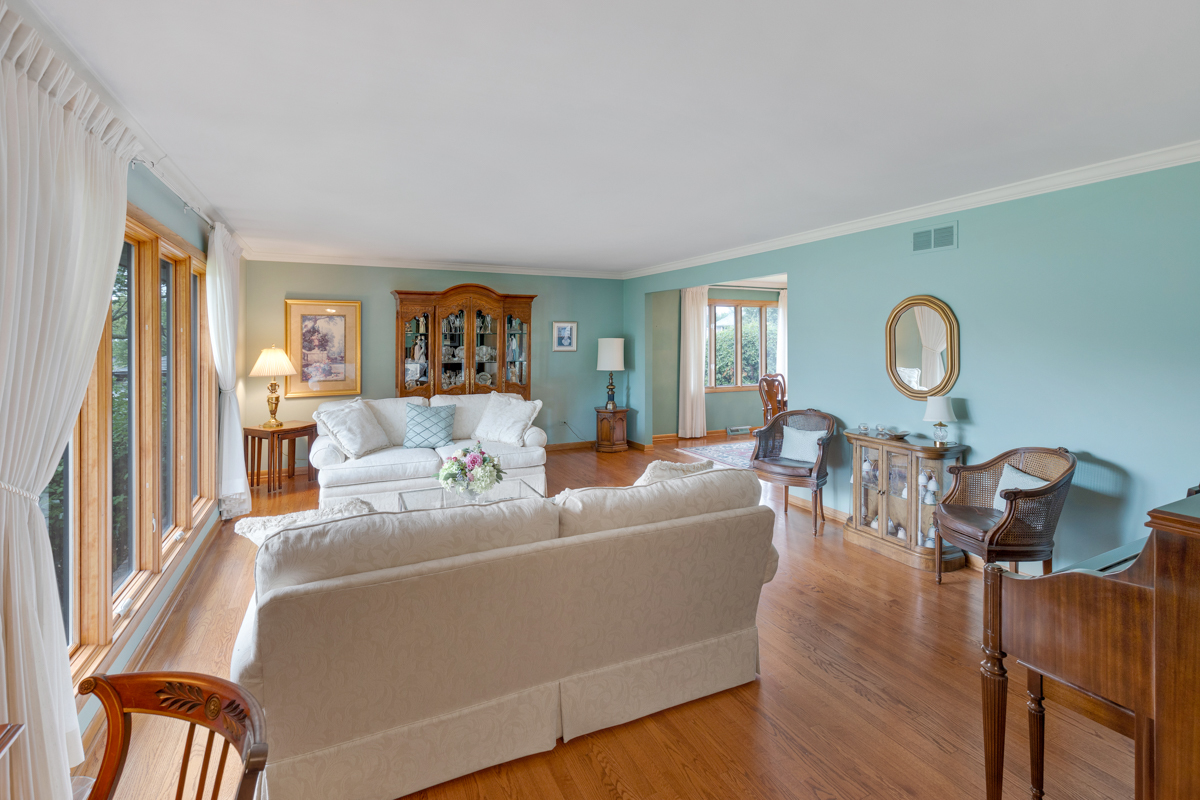 13031 Winnebago Road Palos Heights, IL 60463 - Photo 12 of 31 a living room with furniture a rug and wooden floor