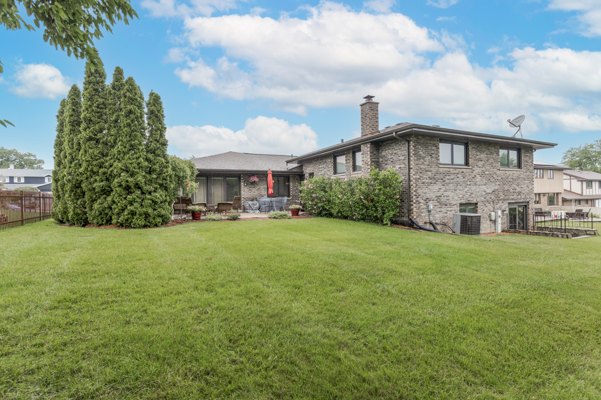 13031 Winnebago Road Palos Heights, IL 60463 - Photo 31 of 31 a front view of a house with a garden