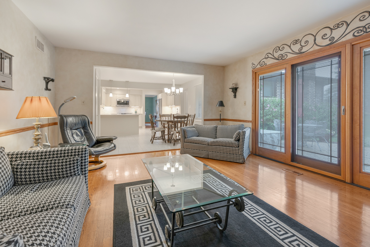 13031 Winnebago Road Palos Heights, IL 60463 - Photo 9 of 31 a living room with furniture