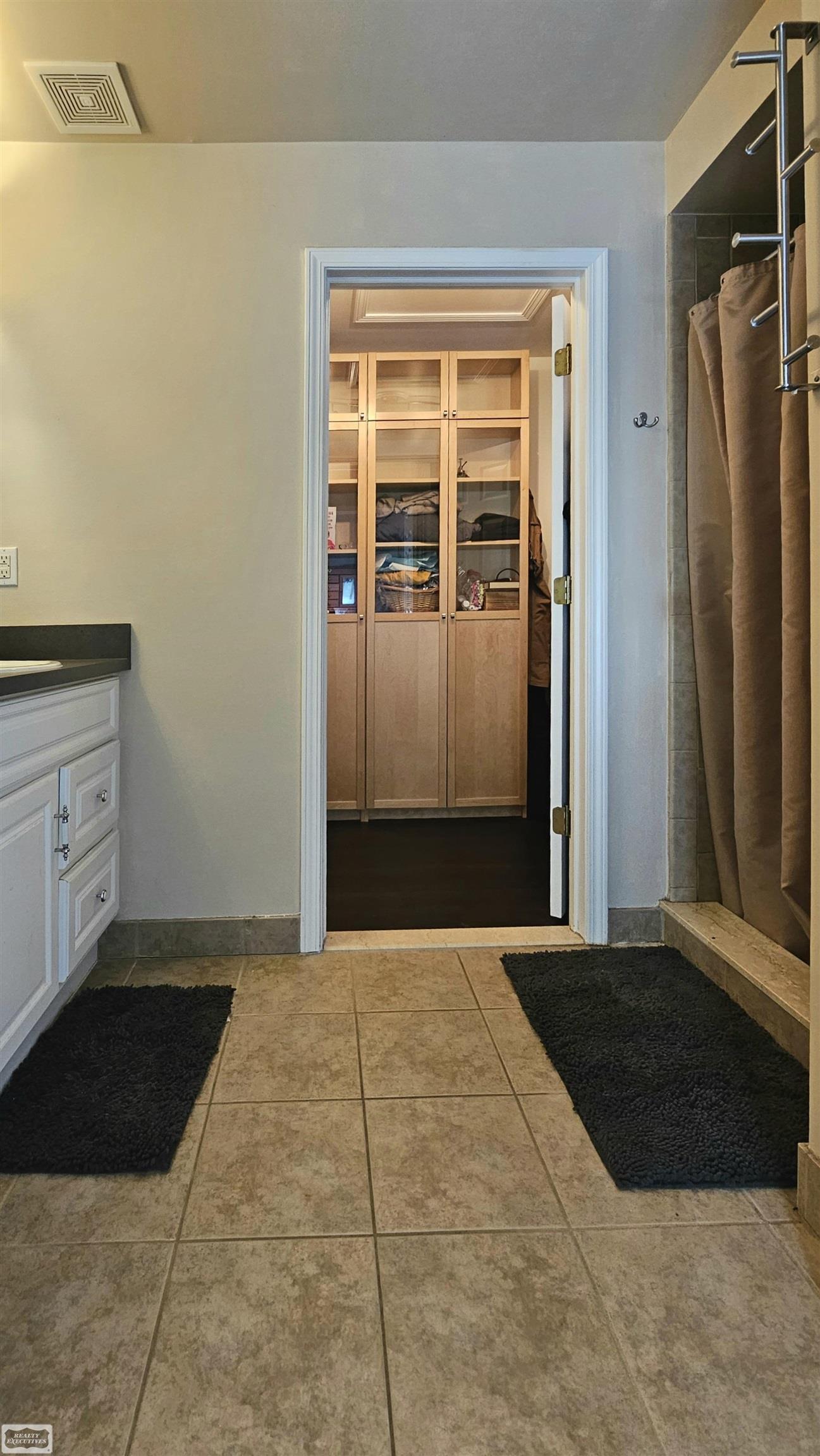 42947 Utica Road Sterling Heights, MI 48314 - Photo 34 of 52 50142273-cffaade0-966c-4195-896e-b2ba23082e6e.JPG
