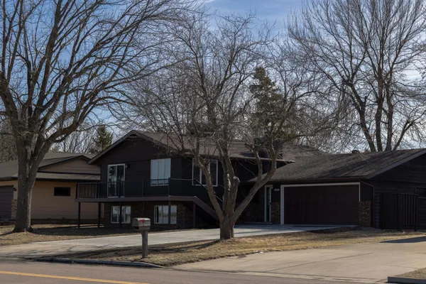 $475,000 | 1961 South Shore Drive, Worthington, MN 56187