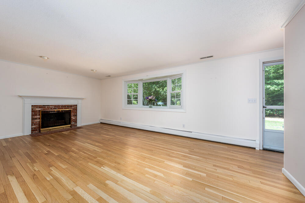 141 Rolling Hitch Road Centerville, MA 02632 - Photo 5 of 35 livroom1