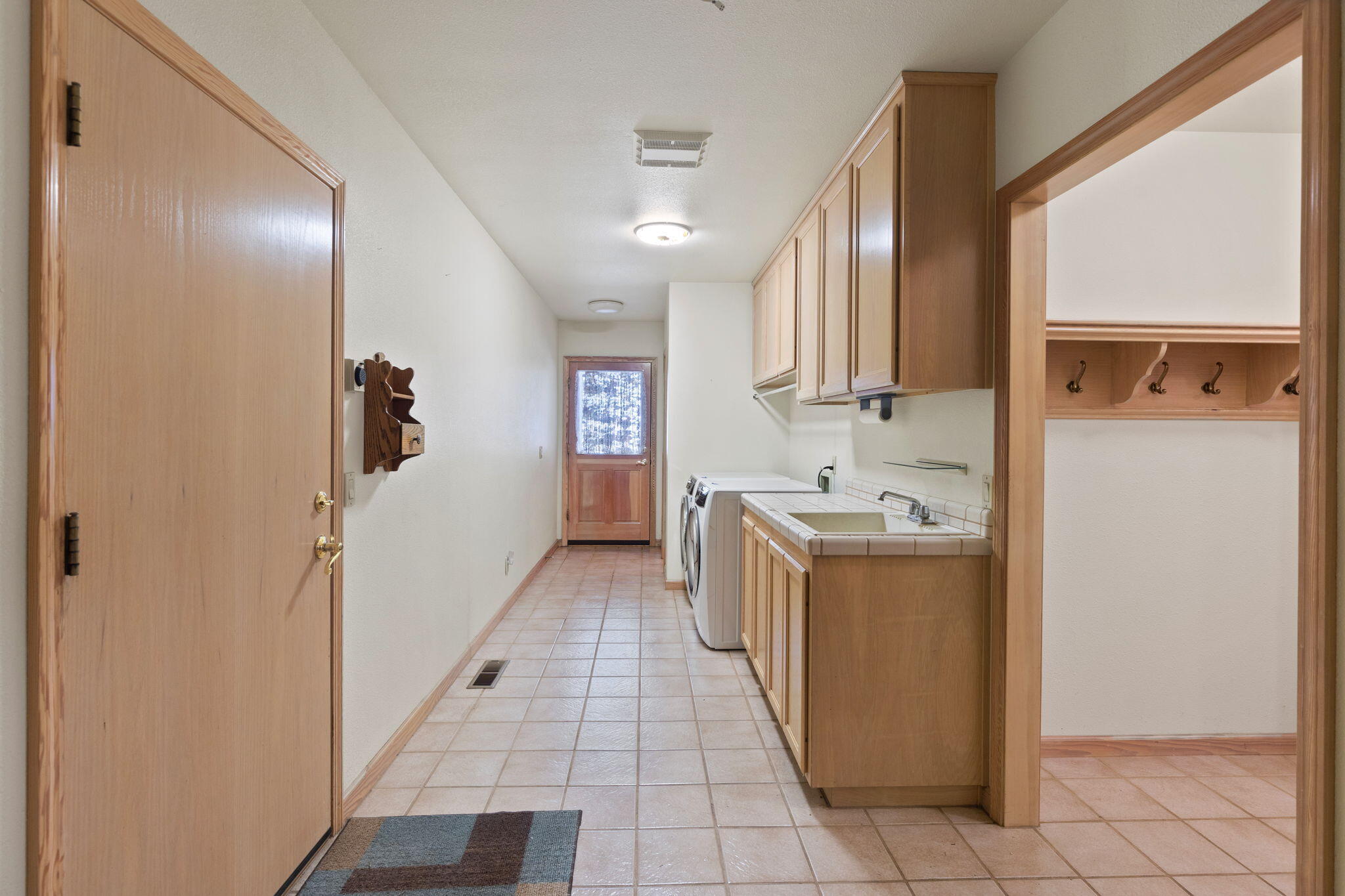 7118 Redthorne Road Rogue River, OR 97537 - Photo 38 of 63 Laundry & Mud Room