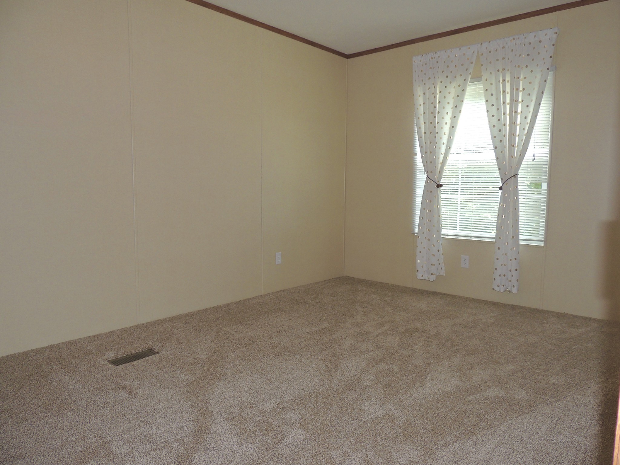 922 Arlington Ridge Road Erin, TN 37061 - Photo 18 of 18 an empty room with windows
