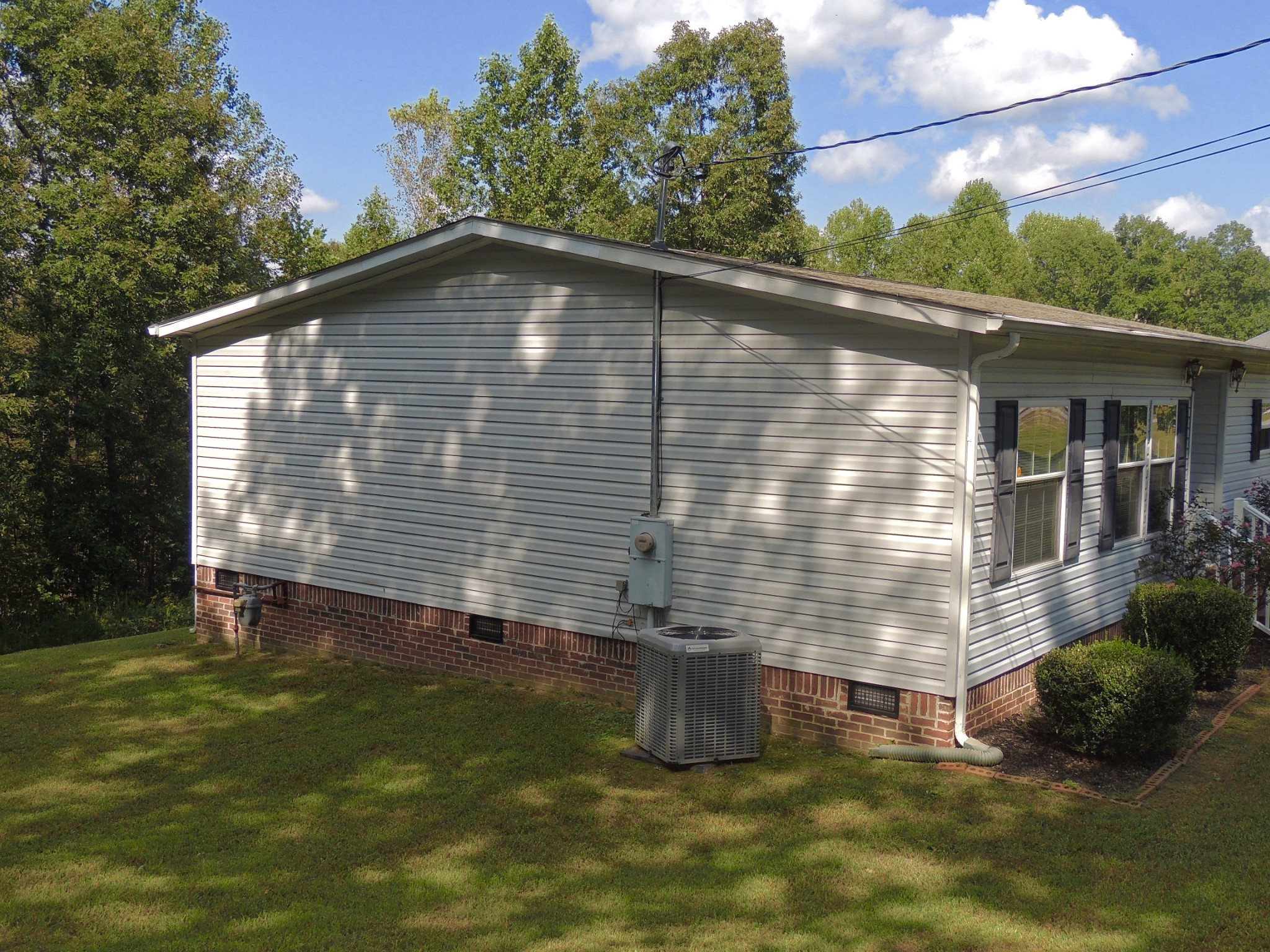 922 Arlington Ridge Road Erin, TN 37061 - Photo 3 of 18 a view of house with backyard