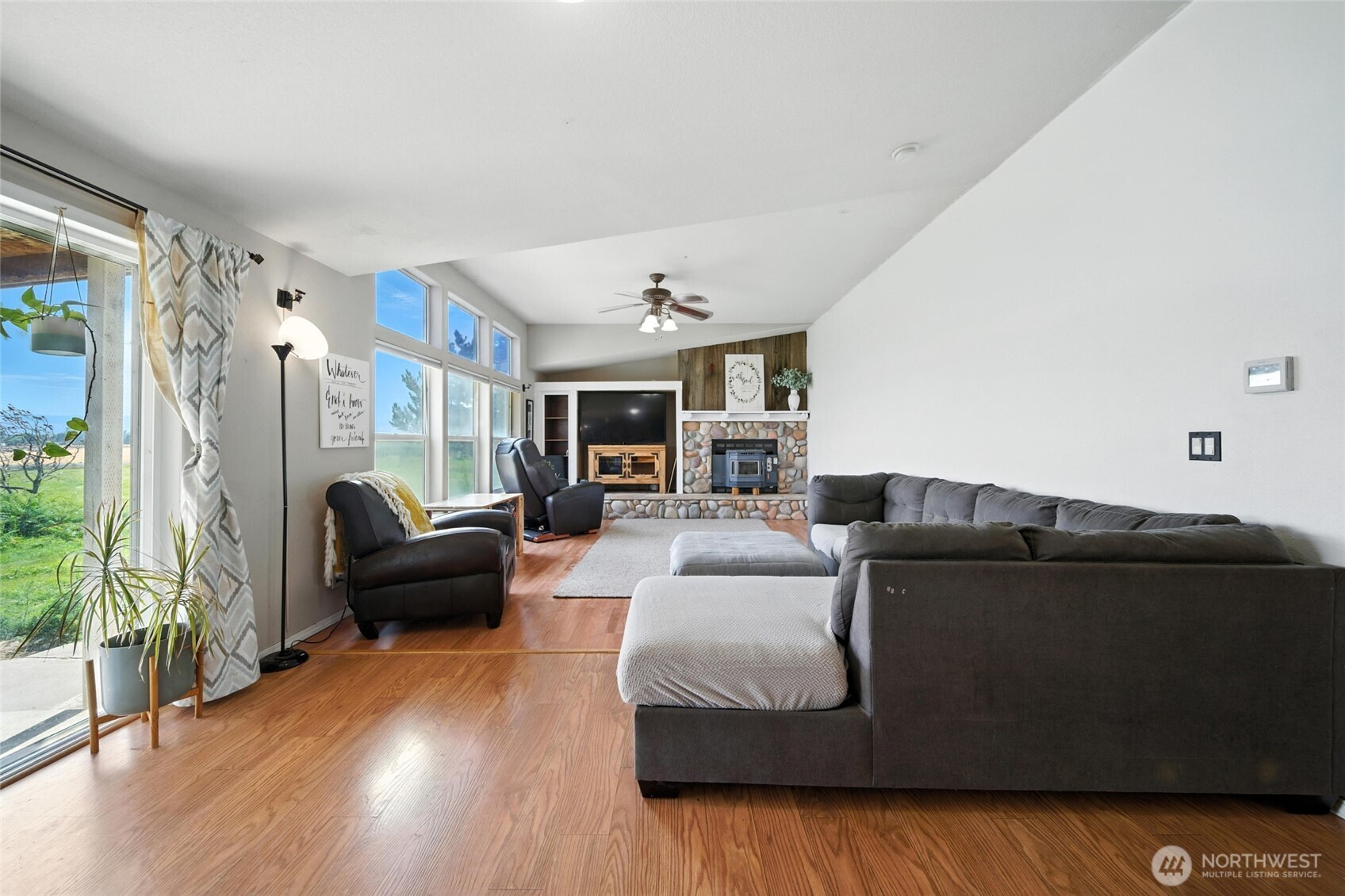 538 Burnap Road Touchet, WA 99360 - Photo 11 of 40 a living room with furniture and a flat screen tv