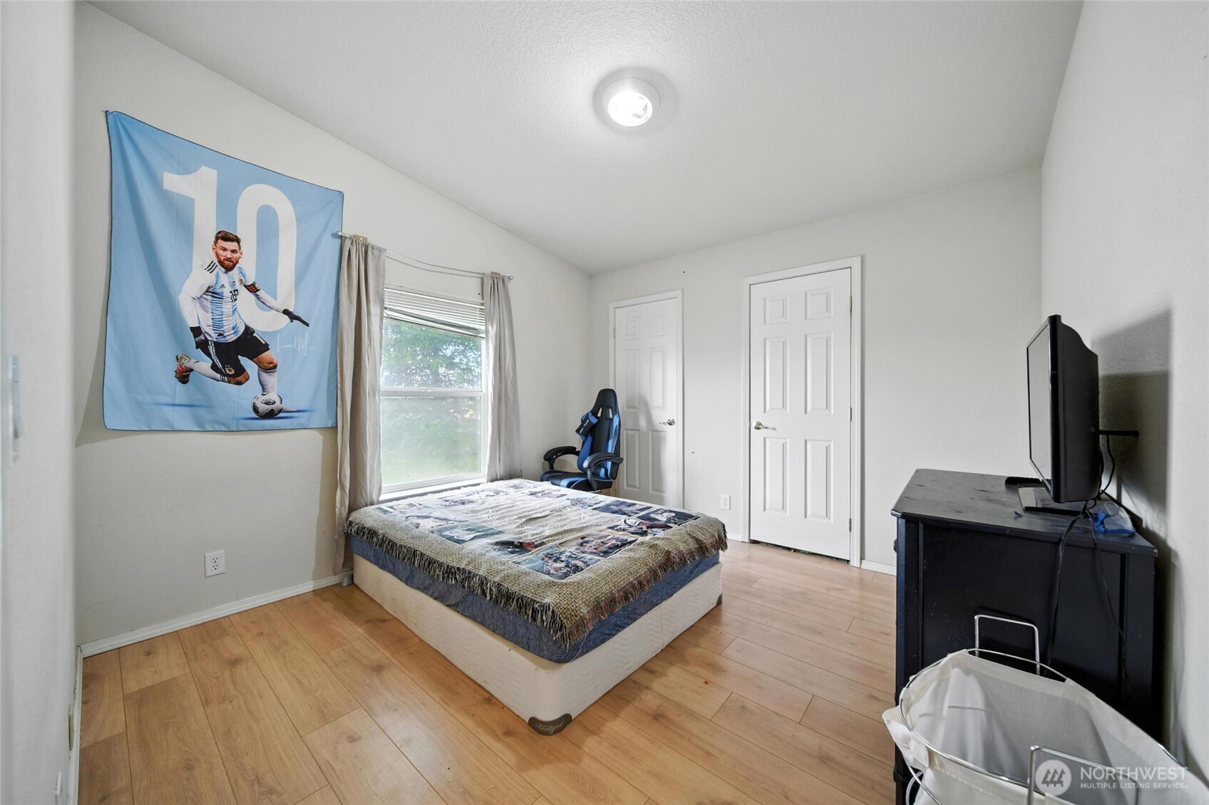538 Burnap Road Touchet, WA 99360 - Photo 19 of 40 a living room with furniture and a flat screen tv