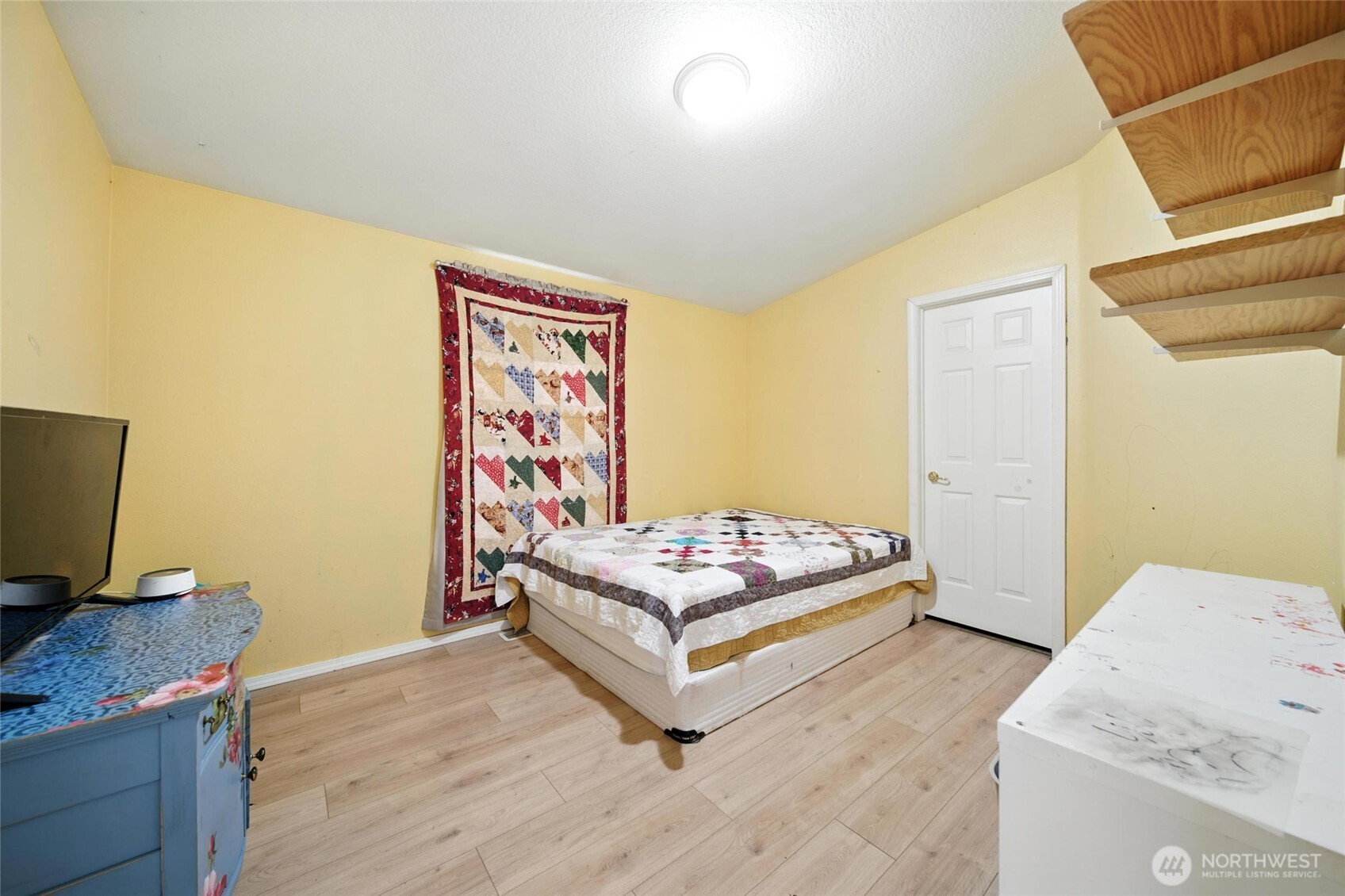 538 Burnap Road Touchet, WA 99360 - Photo 22 of 40 a living room with furniture and a flat screen tv