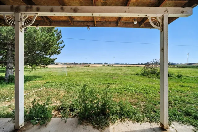 a view of a back yard