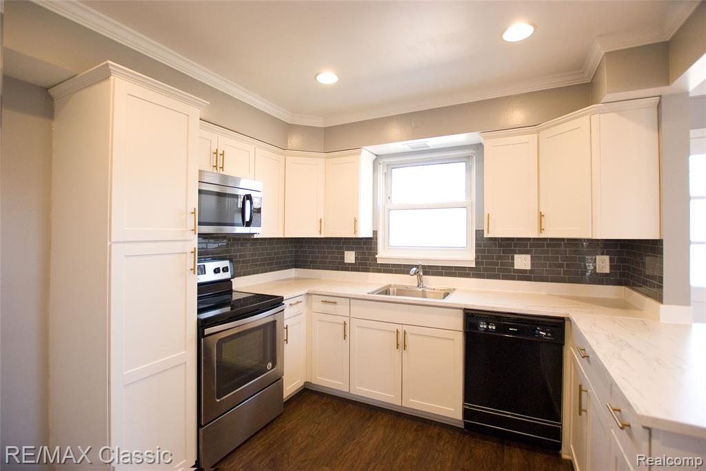 2604 Rochester Road Royal Oak, MI 48073 - Photo 10 of 32