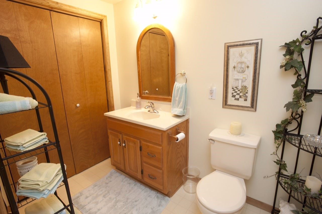 2107 Island View Road Traverse City, MI 49686 - Photo 12 of 36 1798441-11.JPG