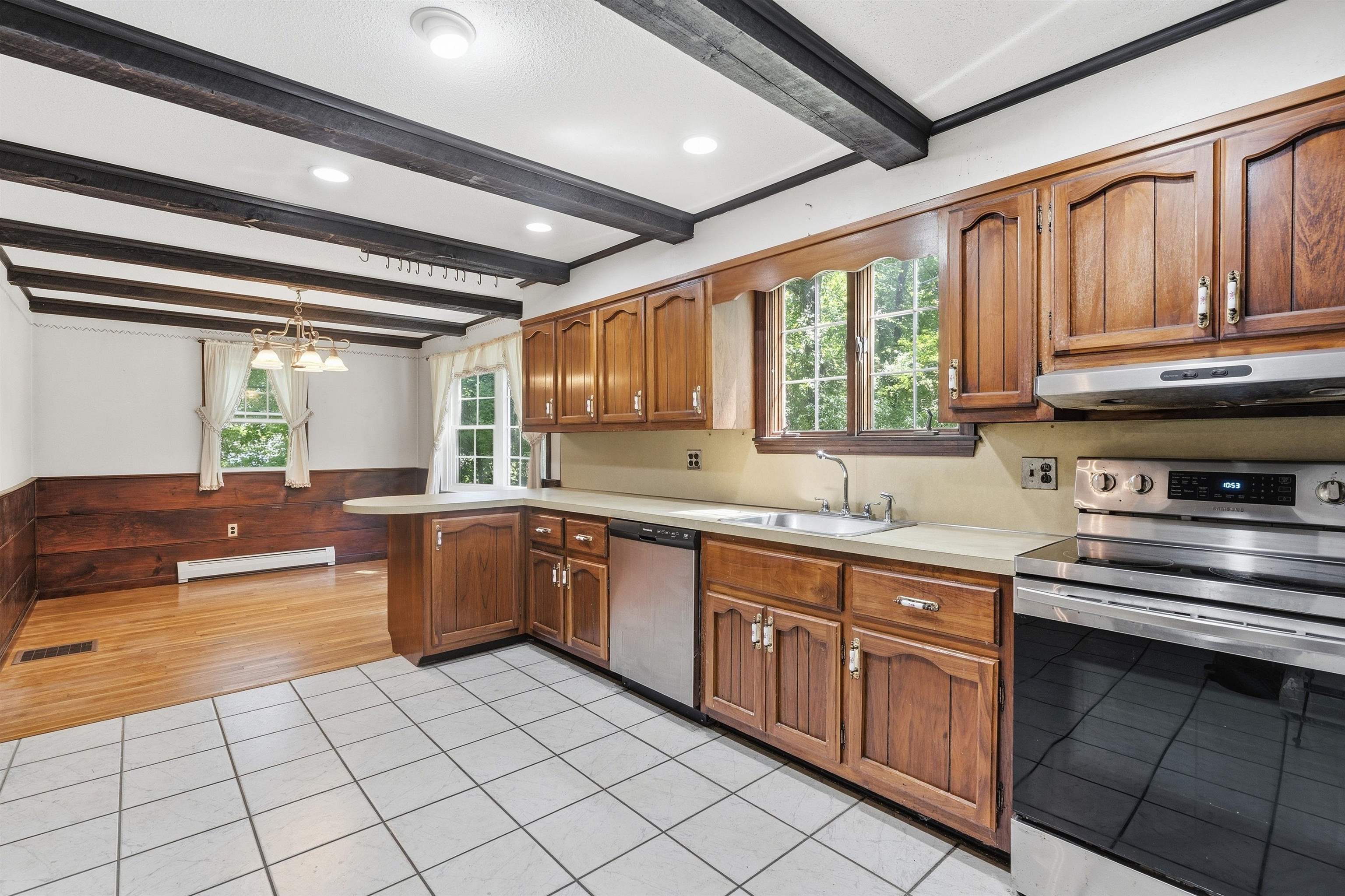 12 Crescent Circle Pelham, NH 03076 - Photo 5 of 33