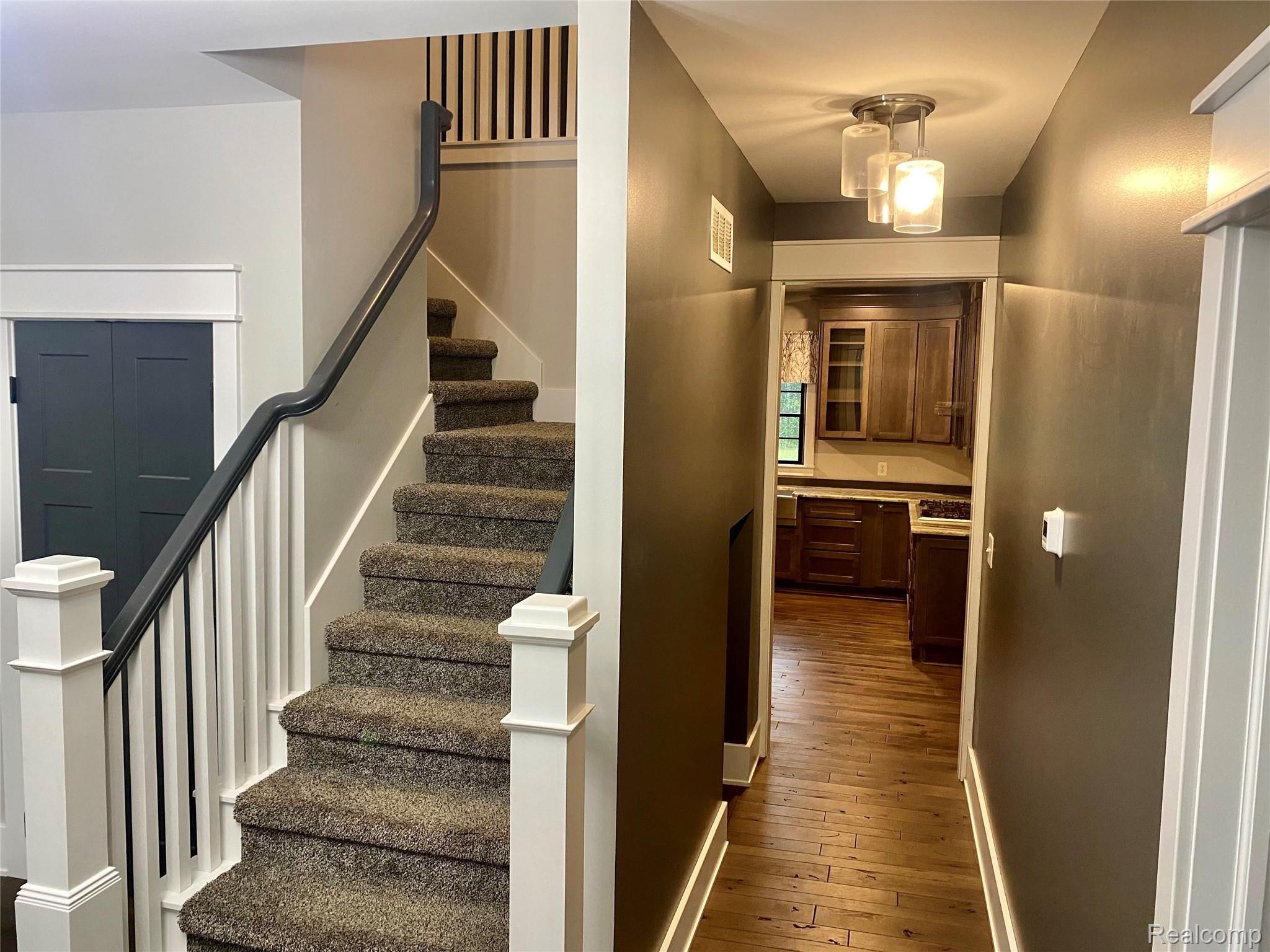 568 South Elba Road Lapeer, MI 48446 - Photo 12 of 43 Front entrance to kitchen